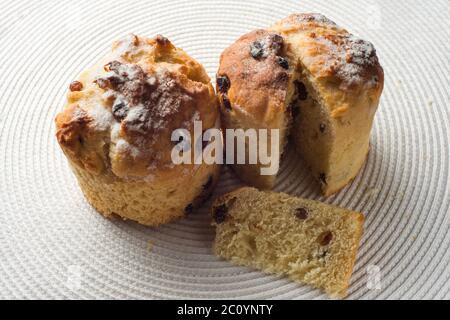 Coppia di fatti in casa muffin alla carota sul tessuto bianco sfondo. vista superiore Foto Stock