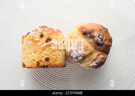 Coppia di fatti in casa muffin alla carota con lo spazio vuoto sul tessuto bianco sullo sfondo. Copyspace vista superiore Foto Stock