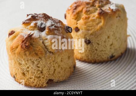 Coppia di fatti in casa muffin alla carota sul tessuto bianco sfondo. vista superiore Foto Stock