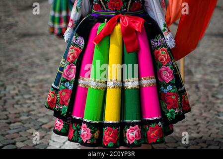 Donne e ragazze che indossano costumi folcloristici regionali della regione di Lowicz in Polonia durante la processione annuale del Corpus Christi Foto Stock