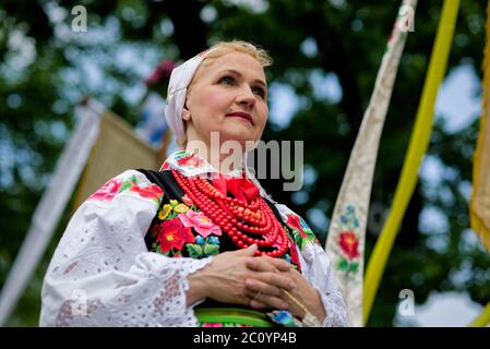 Lowicz, Polonia - 11 2020 giugno: Una donna polacca non identificata che indossa il costume tradizionale folk nazionale Lowicz mentre si unisce alla processione del Corpus Christi, po Foto Stock