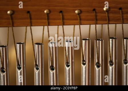 Bar carillon con tubi in acciaio per relax e meditazione Foto Stock
