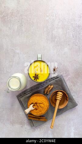 Orientamento verticale. Latte dorato Ayurveda. Foto Stock