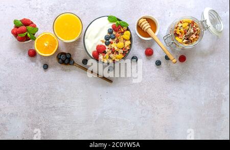 Colazione estiva sana. Ciotola di muesli di muesli fatti in casa con yogurt greco. Foto Stock
