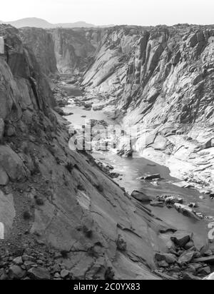 Fotografia monocromatica dal punto di vista, conosciuta come Ararat, nel Parco Nazionale di Augrabies, in Sud Africa, che si affaccia sulla gola del fiume Orange Foto Stock