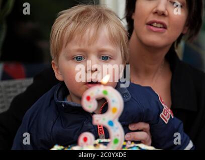 Umea, Norrland Svezia - 2 giugno 2020: Piccolo ragazzo compie tre anni e spazza le candele sulla sua torta Foto Stock