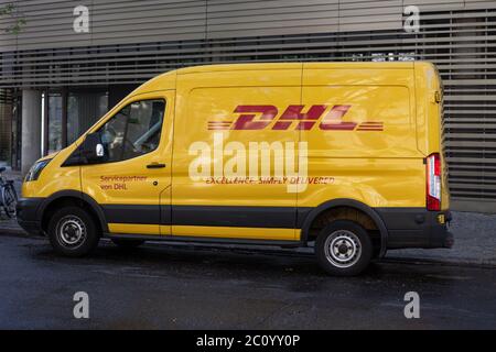 Veicolo per trasporto DHL in piedi sul lato della strada Foto Stock