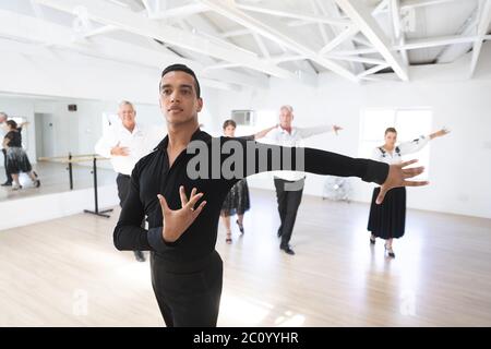 Insegnante di danza mista durante la lezione di ballo Foto Stock