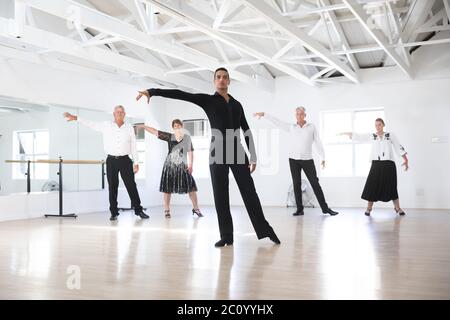 Insegnante di danza mista durante la lezione di ballo Foto Stock