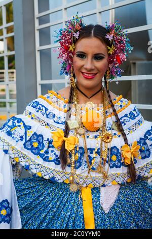 Donna vestita a pollera presso il 'El Desfile de las MIL Polleras' (migliaia di polline), Las Tablas, provincia di Los Santos, Repubblica di Panama. Foto Stock