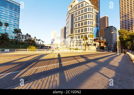 Il traffico su strada vicino a moderni edifici per uffici a los angeles Foto Stock