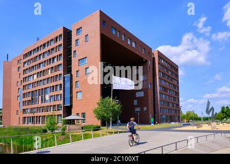 Wageningen, Paesi Bassi, 26,2020 maggio: Forum al campus universitario di Wageningen a Sunshine, con bandiera e ciclista Foto Stock