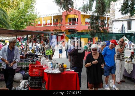 La gente sta navigando al mercato delle pulci di Jalon, Spagna Foto Stock