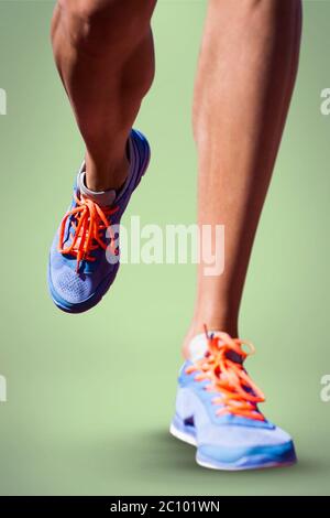 Immagine composita di close up sportivo gambe camminando su uno sfondo bianco Foto Stock