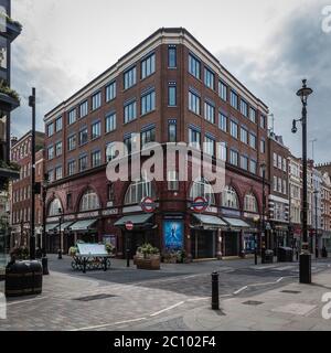 Covent Garden rimane abbandonato durante il blocco pandemico di Londra. Foto Stock