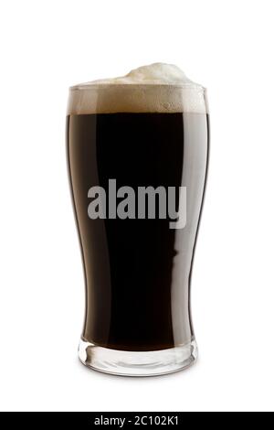 bicchiere di birra scura con schiuma, isolato su sfondo bianco Foto Stock