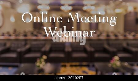 Webinar on line Meeting testo su sfocatura foto di sala conferenze o sala seminari senza partecipanti, offline è finita, trasmissione online e TV p Foto Stock