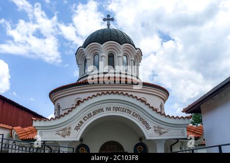 KLISURA, BULGARIA - 7 GIUGNO 2020: Monastero ortodosso di Klisura dedicato a Santa Parascheva al Monte Lyulin, Regione della città di Sofia, Bulgaria Foto Stock