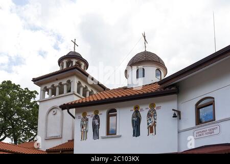 KLISURA, BULGARIA - 7 GIUGNO 2020: Monastero ortodosso di Klisura dedicato a Santa Parascheva al Monte Lyulin, Regione della città di Sofia, Bulgaria Foto Stock