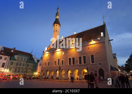 Piazza del municipio nella città vecchia il 5 settembre 2015 a Tallinn, Estonia. Intervallo di tempo. video 4k Foto Stock