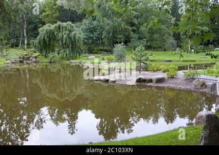 Il giardino giapponese nel parco Kadriorg il 7 settembre 2015 a Tallinn, Estonia Foto Stock