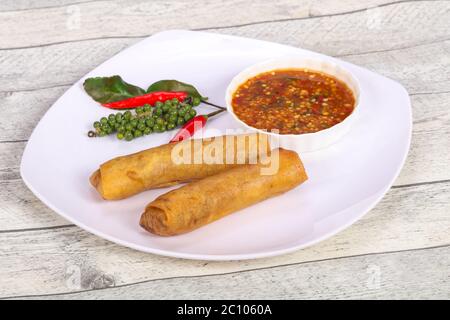 Fritte al rotolo di primavera con gamberi e cavolo Foto Stock