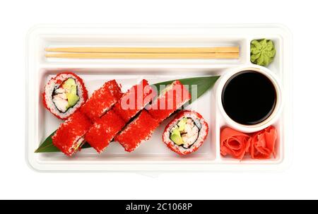 Primo piano con set da asporto di sushi di Boston o California con caviale tobiko rosso e carne di granchio in un vassoio di plastica monouso isolato su un dorso bianco Foto Stock