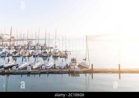 Barche a vela in acqua tranquilla nella baia di san francisco Foto Stock