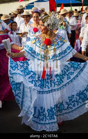 Donna vestita a pollera presso il 'El Desfile de las MIL Polleras' (migliaia di polline), Las Tablas, provincia di Los Santos, Repubblica di Panama. Foto Stock