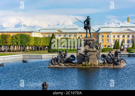 Peterhof, vista sul Palazzo Grande dal giardino superiore Foto Stock