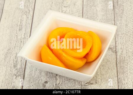 Pesche marinate frutta nel recipiente con la corda Foto Stock