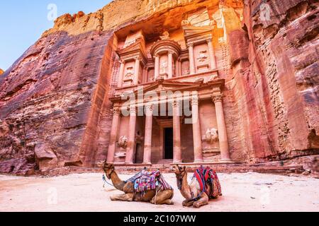 Petra, Giordania. Al-Khazneh (il Tesoro) a Petra, la capitale dell'antico regno Nabateo. Foto Stock