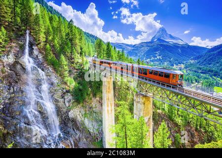 Zermatt, Svizzera. Gornergrat treno turistico con cascata, bridge e il Cervino. Regione del Canton Vallese. Foto Stock