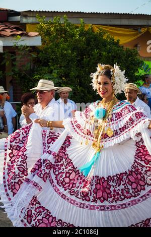 Donna vestita a pollera presso il 'El Desfile de las MIL Polleras' (migliaia di polline), Las Tablas, provincia di Los Santos, Repubblica di Panama. Foto Stock