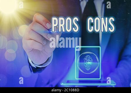 Nota di scrittura che mostra i pro Cons. Concetto di business per vantaggi e svantaggi osservati durante l'esame di un prodotto Foto Stock