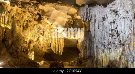 Panorama di enorme grotta nella baia di Halon, Vietnam in una giornata estiva Foto Stock