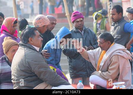 Sacerdote indù che esegue rituali religiosi sulla riva del fiume Gange a Varanasi, India. Una delle città più antiche del mondo e importante luogo di pellegrinaggio per Foto Stock