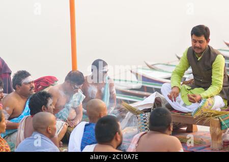 Sacerdote indù che esegue rituali religiosi sulla riva del fiume Gange a Varanasi, India. Una delle città più antiche del mondo e importante luogo di pellegrinaggio per Foto Stock