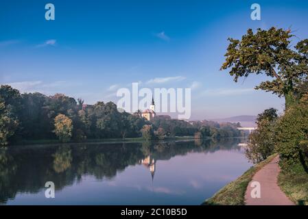 Splendida vista sulla città di Maribor, Slovenia, al mattino con il fiume e il castello. Viaggio sfondo esterno. Foto Stock