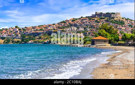 Isola di Lesbo (lesbos) . Grecia. Bella città vecchia Molyvos (Mithymna) con il castello sulla roccia e la spiaggia Foto Stock