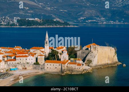 La città vecchia di Budva, il mare blu e le montagne. Foto Stock