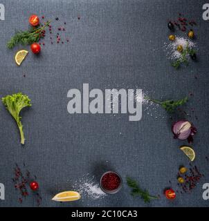 Selezione di spezie erbe e verdi. Ingredienti per cucinare. Cibo sfondo su tavolo nero ardesia. Foto Stock