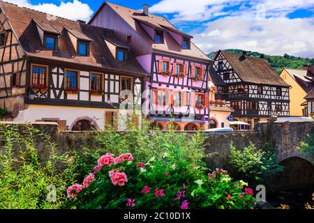 Viaggiare in Francia. Regione Alsazia - famosa 'strada della vite'. Kayserberg villaggio tradizionale con tipiche case a graticcio Foto Stock
