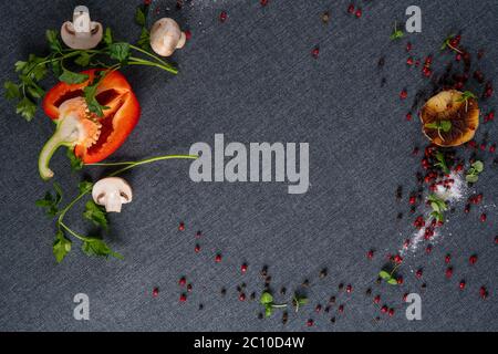 Selezione di spezie erbe e verdi. Ingredienti per cucinare. Cibo sfondo su tavolo nero ardesia. Foto Stock