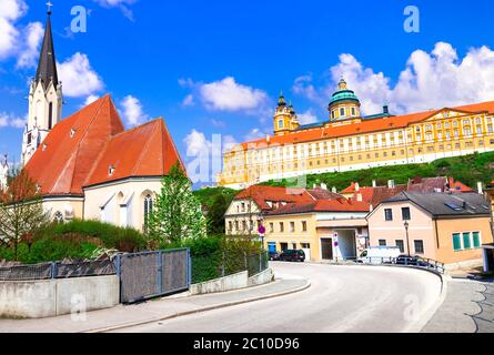 Abbazia di Melk - Abbazia benedettina sopra la città di Melk, bassa Austria, famosa per le crociere sul Danubio Foto Stock