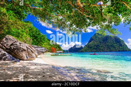 Paradiso tropicale scenario - selvaggia bellezza di Palawan. Splendide piccole isole di Elnido. Filippine Foto Stock