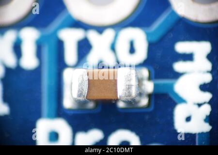 scheda a circuito stampato smd macro condensatore Foto Stock