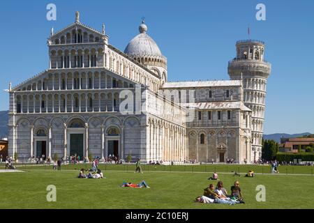 Turisti che si godono giornata soleggiata di fronte alla Torre Pendente di Pisa in Toscana, Italia Foto Stock