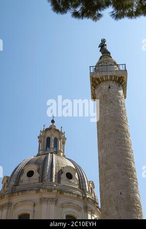 Il vecchio monumento e Colonna di Traiano in Fori Imperiali Roma Italia Foto Stock