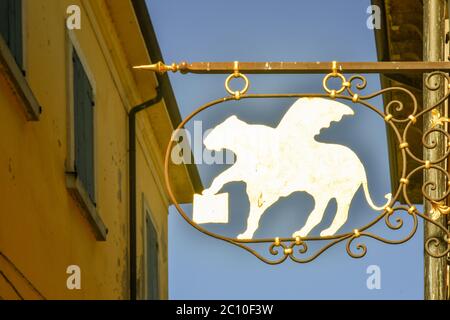 Primo piano di un cartello raffigurante il Leone alato di San Marco, simbolo di Venezia, all'esterno di un antico edificio, Lazise, Verona, Veneto, Italia Foto Stock